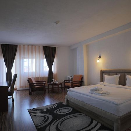 Hotel Denis Prisztina Zewnętrze zdjęcie