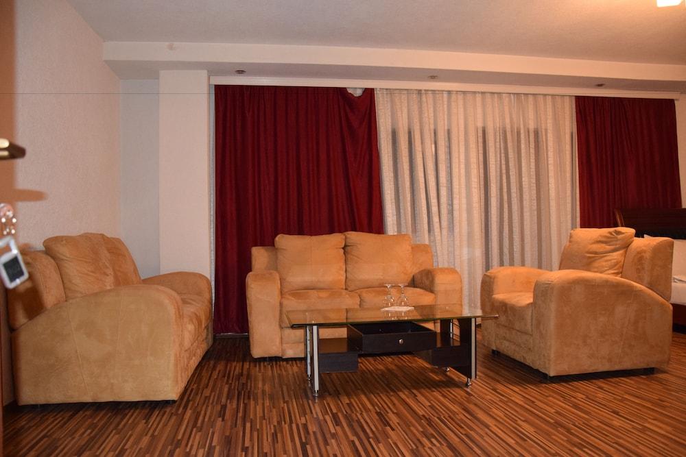Hotel Denis Prisztina Zewnętrze zdjęcie