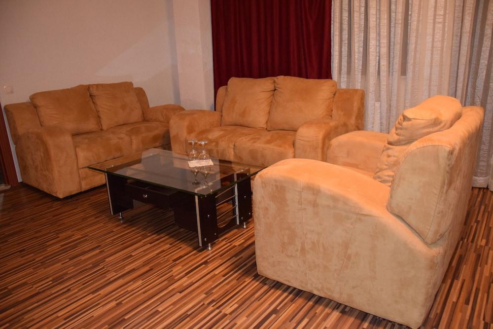Hotel Denis Prisztina Zewnętrze zdjęcie