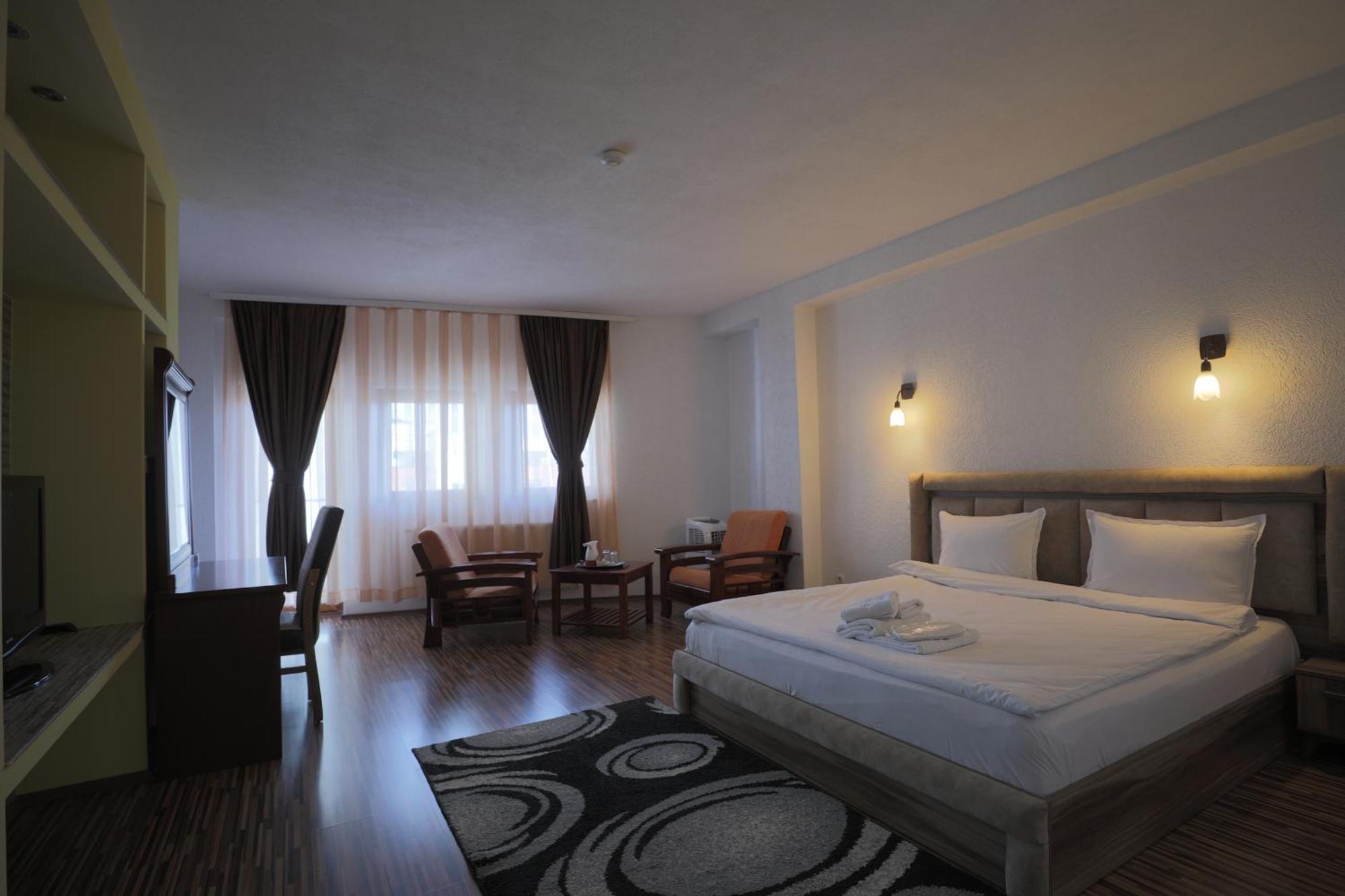 Hotel Denis Prisztina Zewnętrze zdjęcie