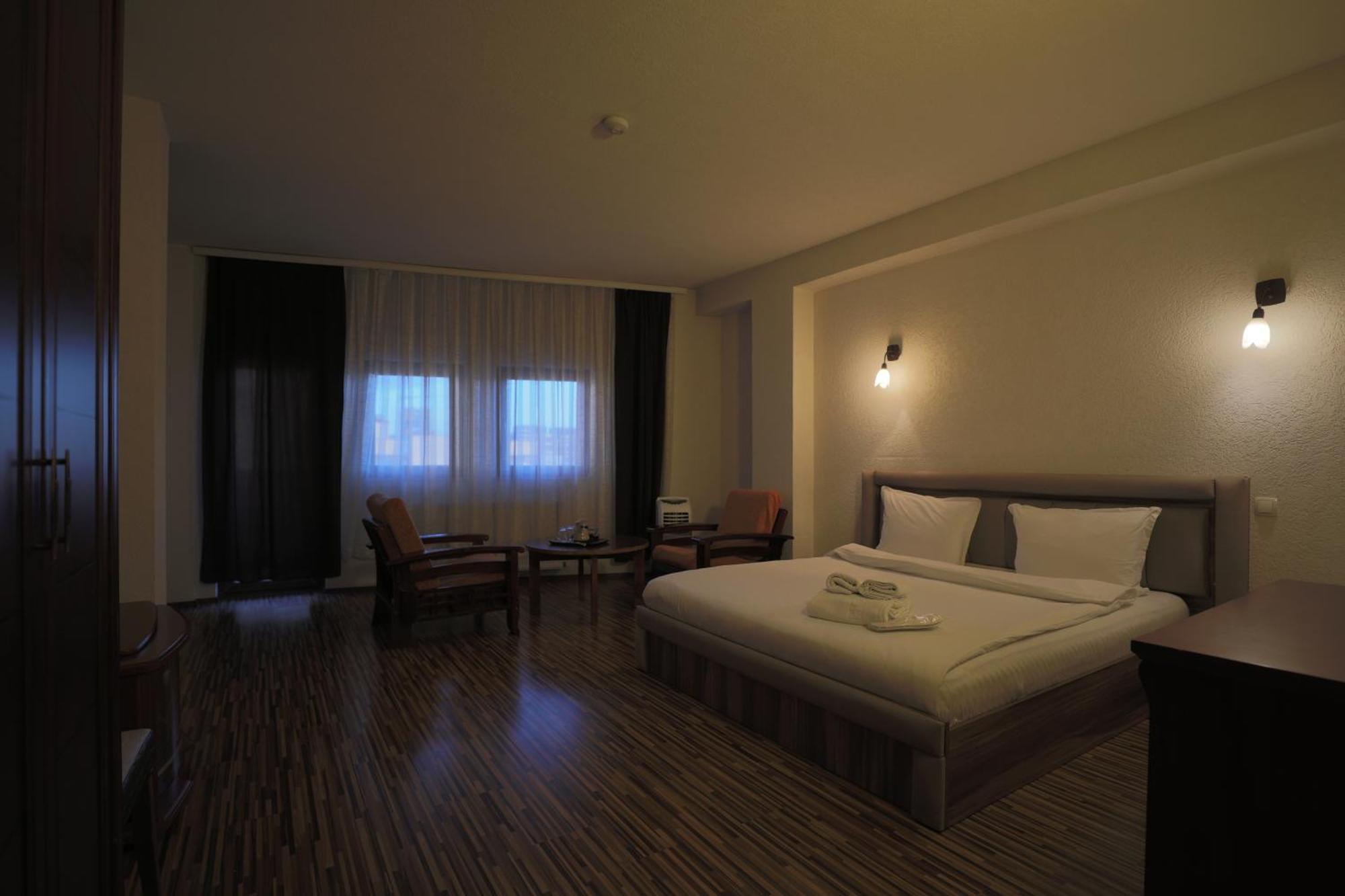 Hotel Denis Prisztina Zewnętrze zdjęcie