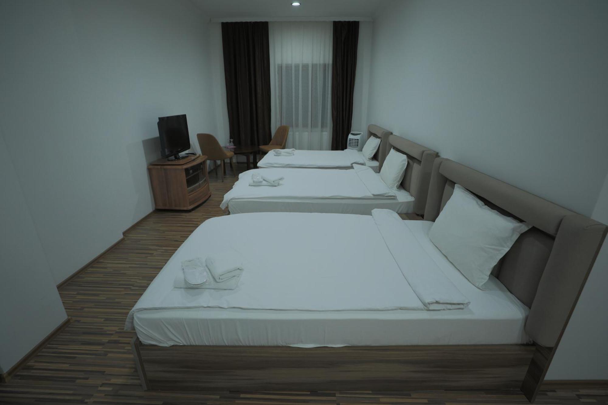 Hotel Denis Prisztina Zewnętrze zdjęcie