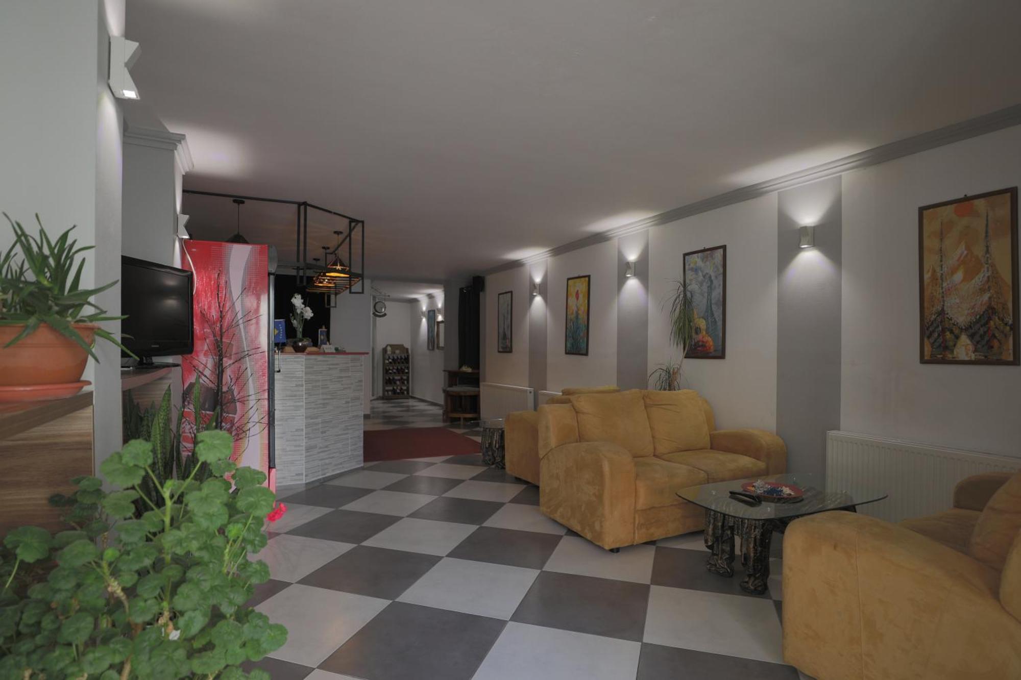 Hotel Denis Prisztina Zewnętrze zdjęcie