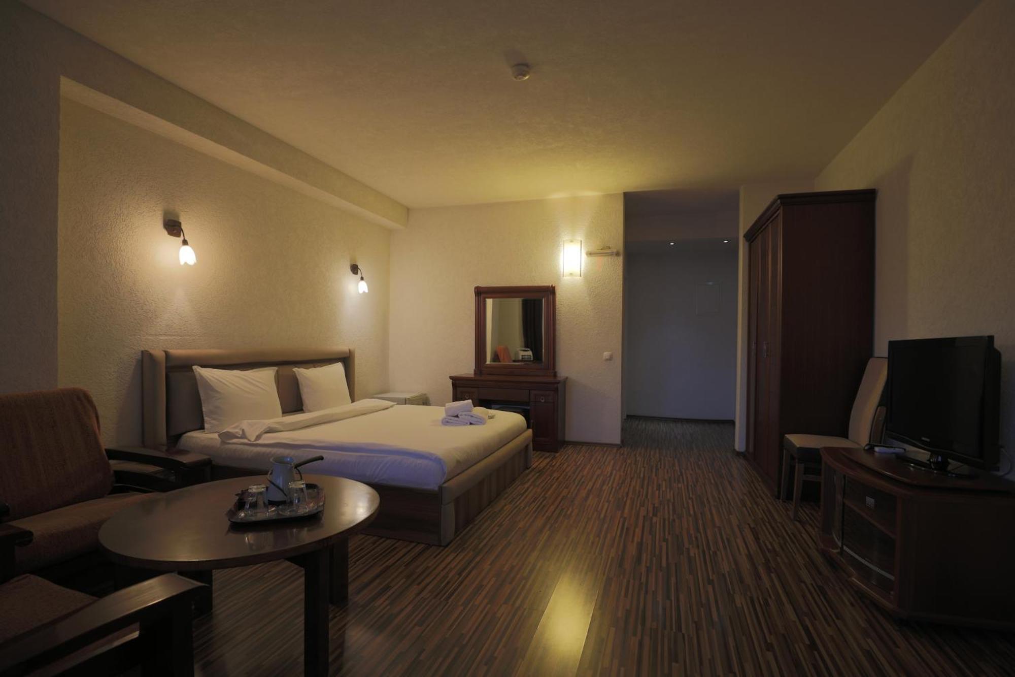 Hotel Denis Prisztina Zewnętrze zdjęcie