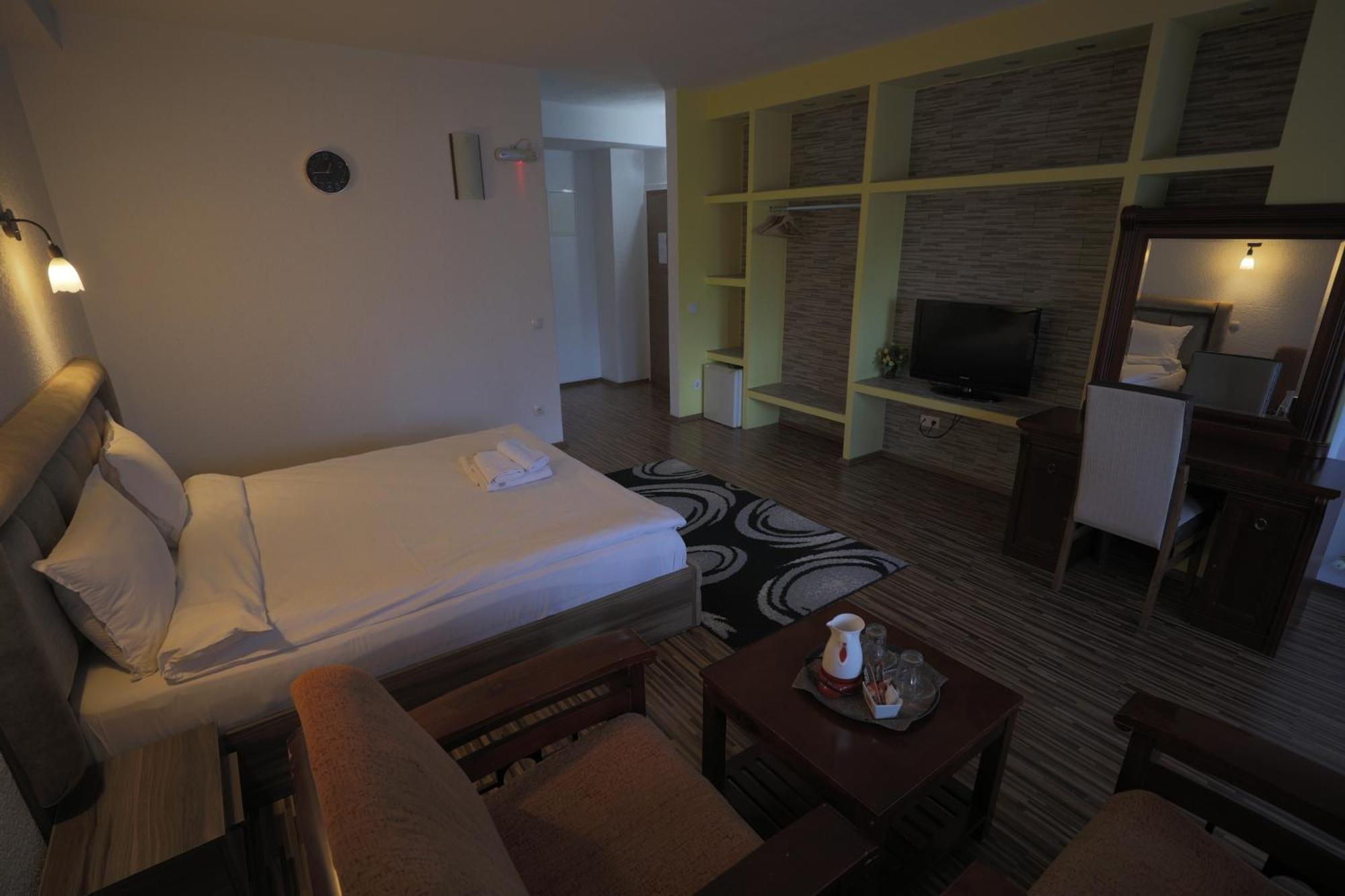 Hotel Denis Prisztina Zewnętrze zdjęcie